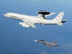 Самолет ДРЛО (AWACS) E-3A в сопровождении истребителя Сааб JAS 39 "Грипен". Фото: шведские ВВС. Самолет ДРЛО (AWACS) E-3A в сопровождении истребителя Сааб JAS 39 "Грипен". Фото: шведские ВВС.
